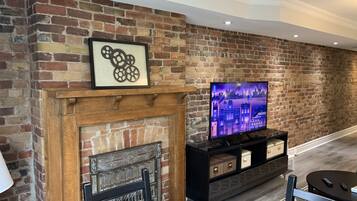 Apartamento premium, 2 quartos, terraço, vista para a cidade (The Dovercourt) | Área de estar | TV de tela plana 50 polegadas com canais digitais, TV, Netflix