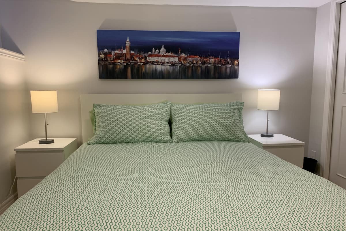 1 habitación, decoración personalizada, muebles diferentes y escritorio