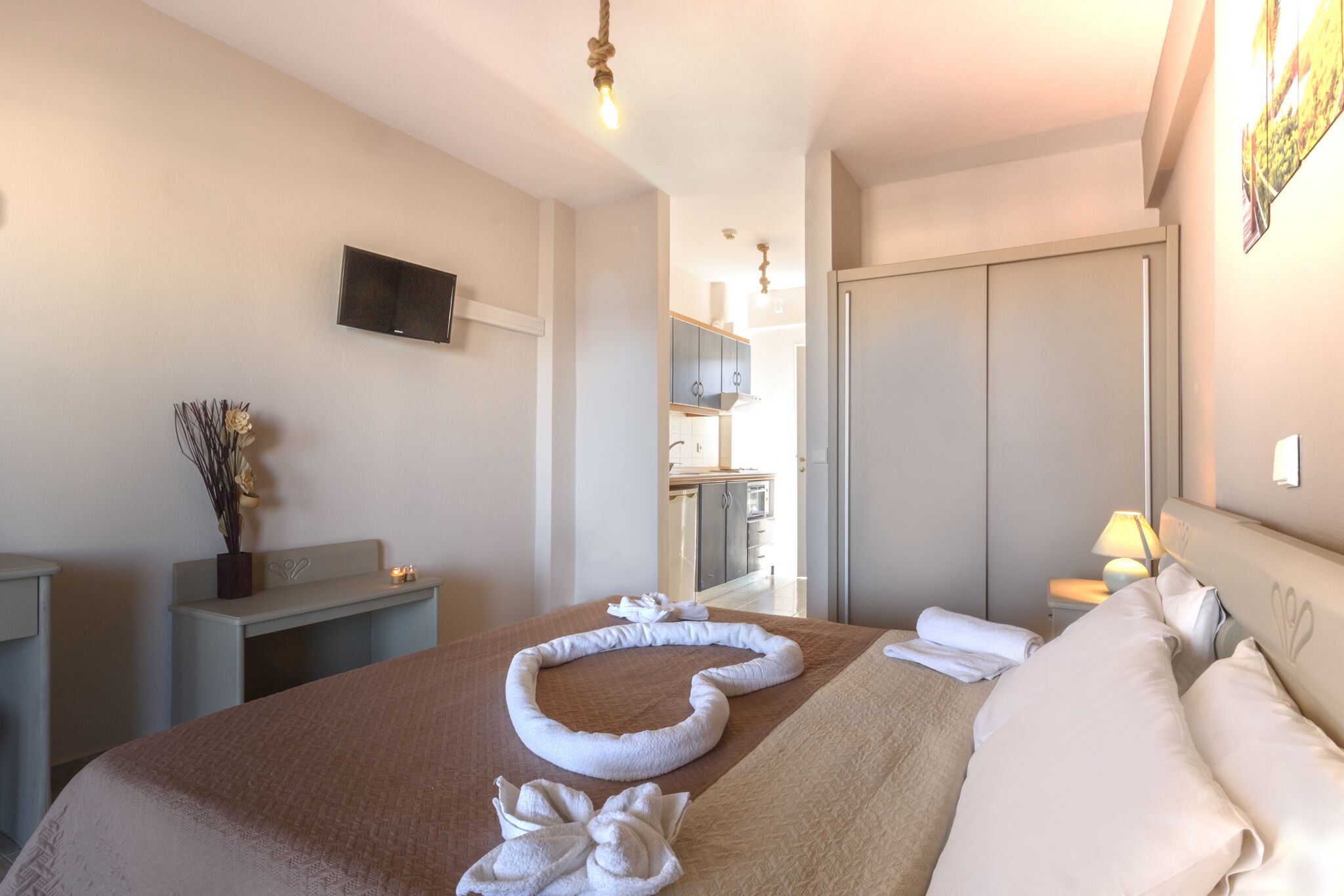 Deluxe Room | 1 bedroom, hypo-allergenic bedding, individually decorated, free WiFi