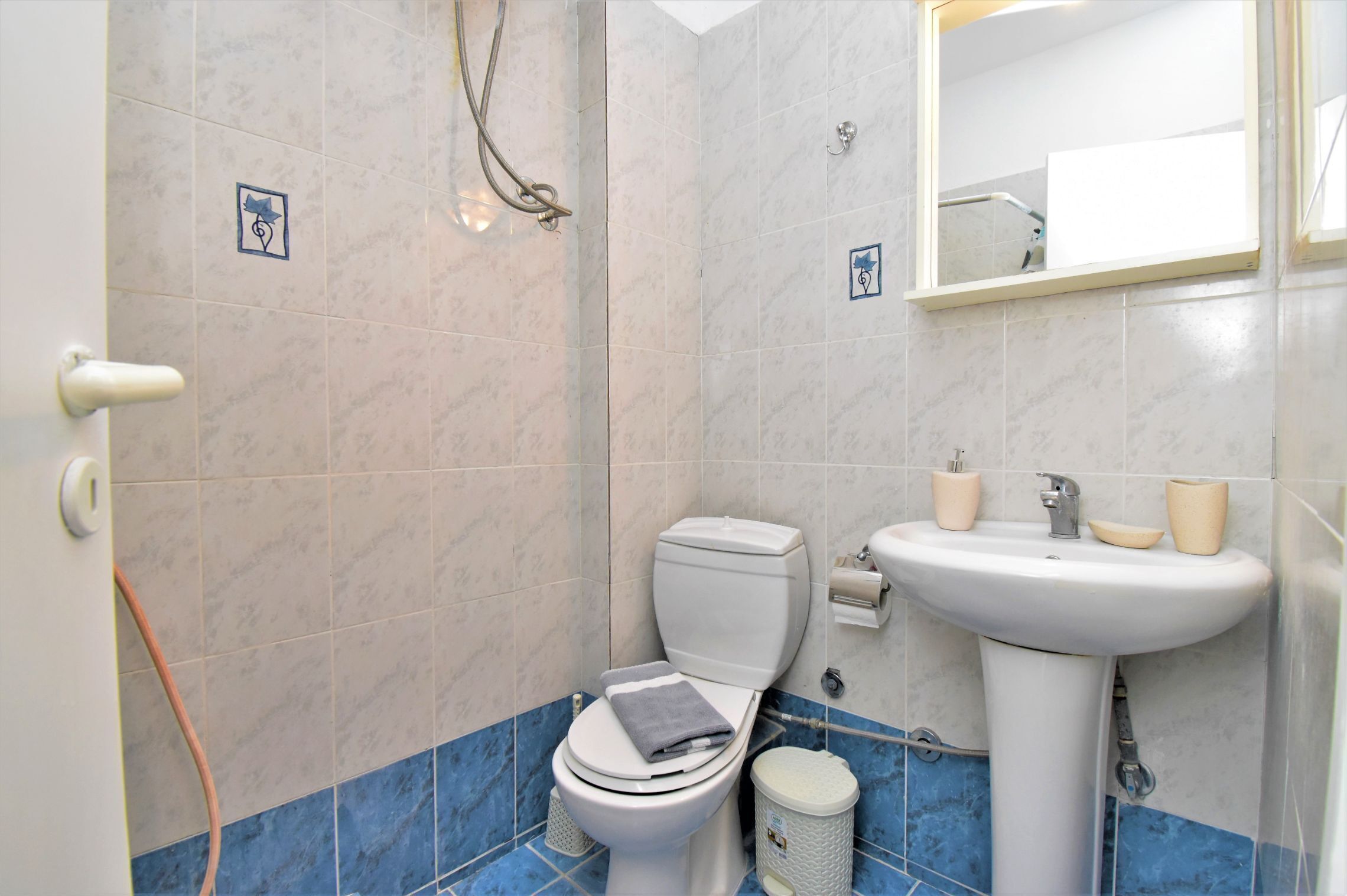 Un baño con inodoro, lavamanos y ducha.