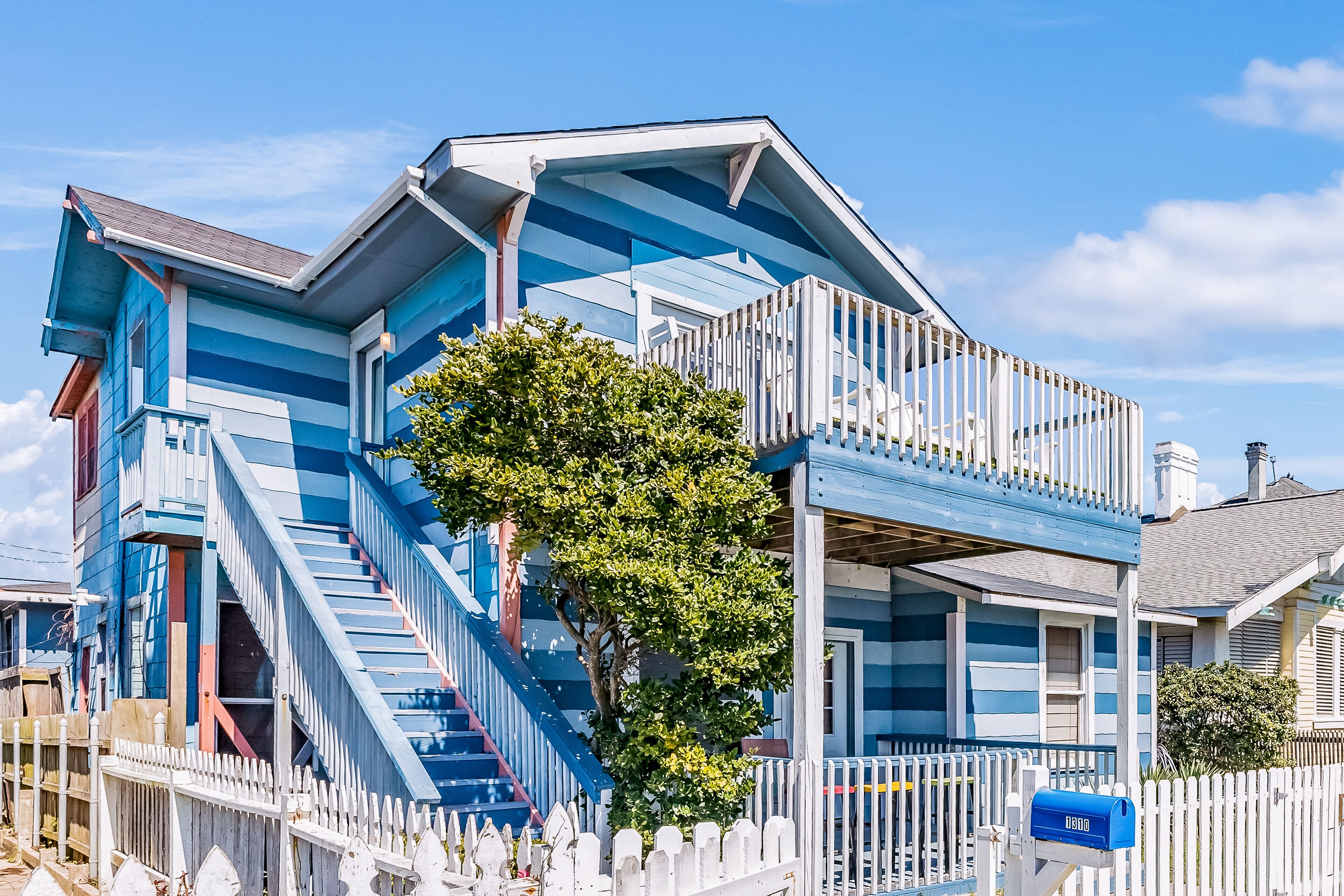 Gulf-view perch with WiFi, private deck, central AC, shared grill, yard, & w/d