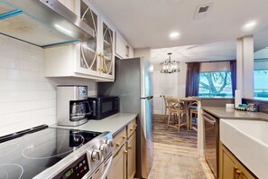 Fridge, oven, stovetop, dishwasher