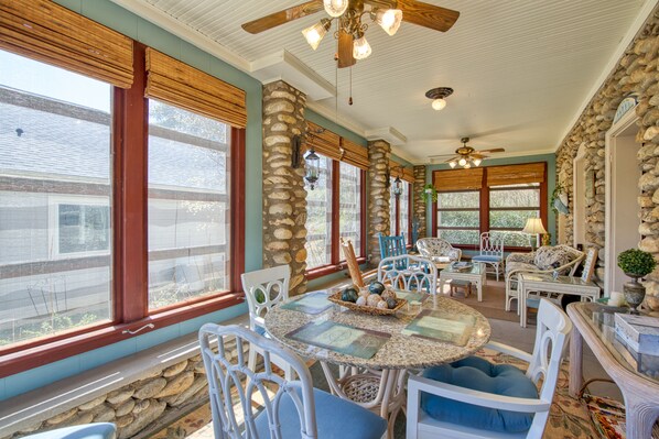 Dining - Lake Duplex with Central AC, WiFi, Fireplace & W/D - Steps to Pool and Tennis (Lake Junaluska)