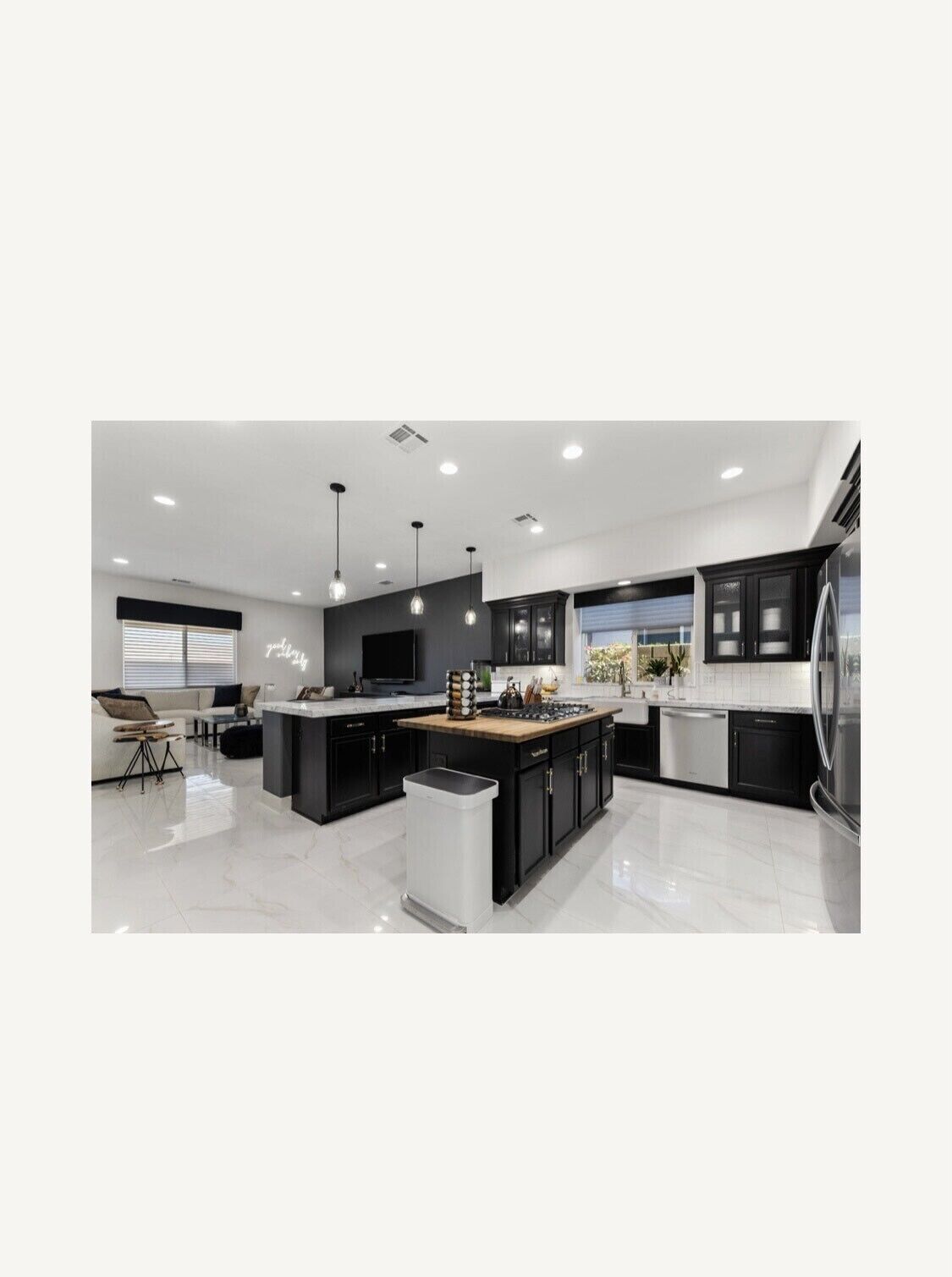 Microondas, lavavajillas, cafetera y tetera y utensilios de cocina 