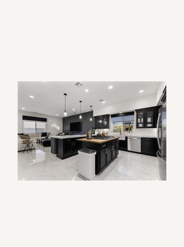 Microondas, lavavajillas, cafetera y tetera y utensilios de cocina 