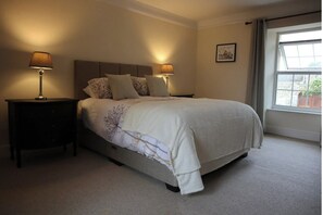 3 bedrooms - 4 bed Country House, Haverfordwest Pembrokeshire (Haverfordwest)