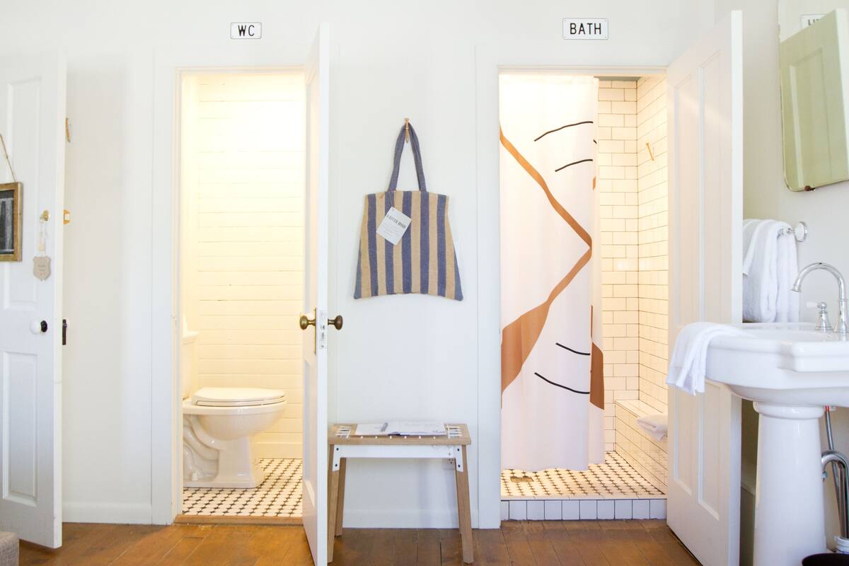 Room | Bathroom | Free toiletries, hair dryer, bathrobes, towels