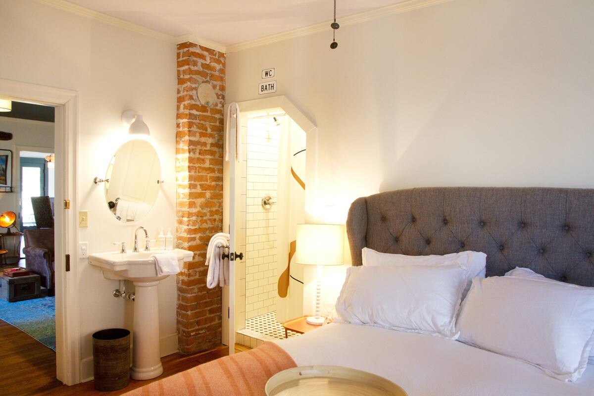 Room | Premium bedding, down duvets, individually decorated