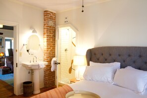 Room | Premium bedding, down duvets, individually decorated