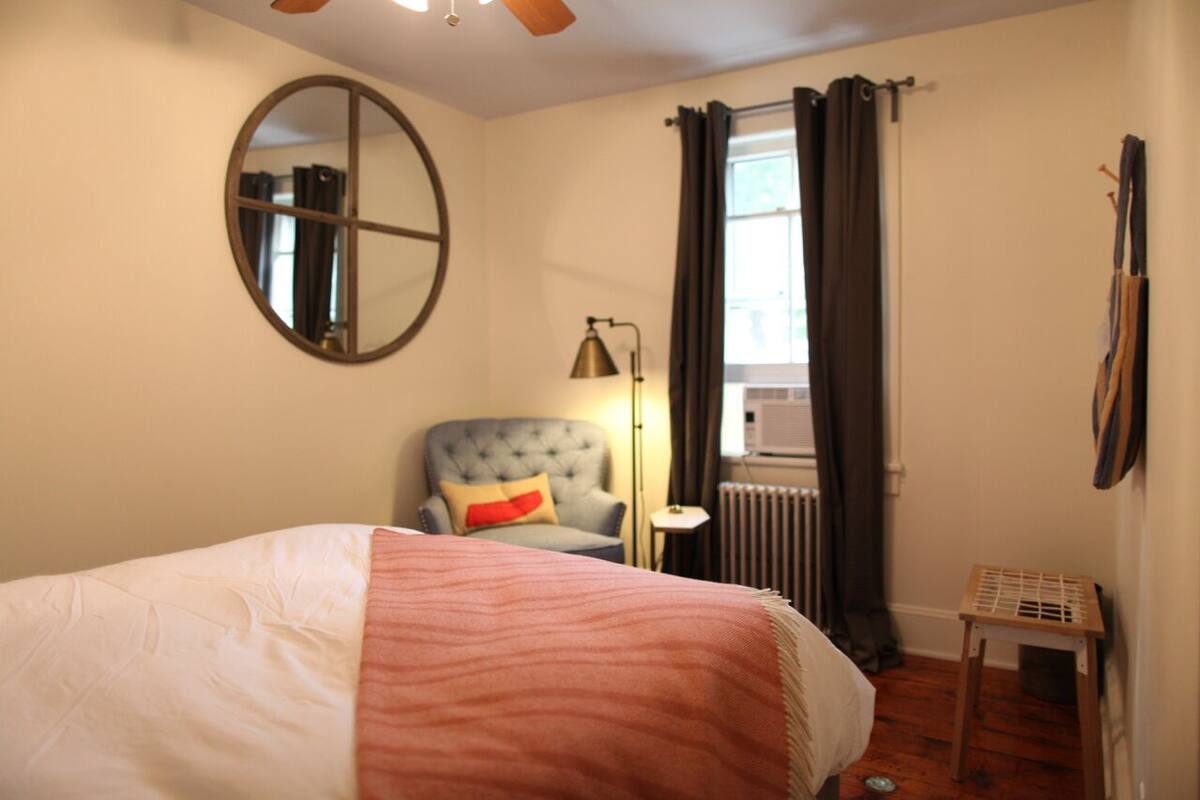 Room | Premium bedding, down duvets, individually decorated