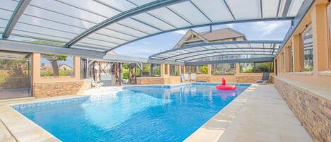 Een verwarmd zwembad