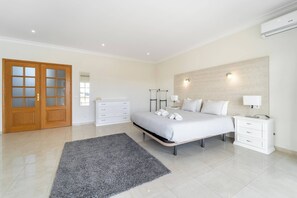 6 slaapkamers, een strijkplank/strijkijzer, internet, beddengoed