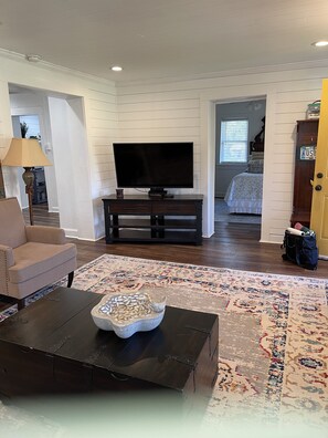 2 chambres, bureau, fer et planche à repasser, lit parapluie