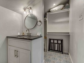 Ducha y bañera combinadas, secador de pelo y toallas