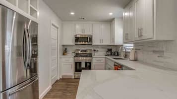 Een koelkast, een microgolfoven, een oven, een kookplaat