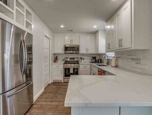 Refrigerador, microondas, horno y parrilla de estufa 