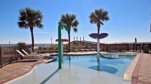 Innendørsbasseng og et oppvarmet basseng