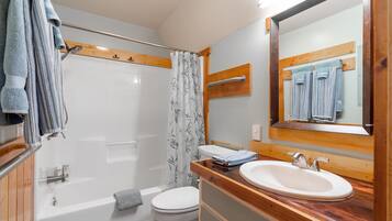 Stuga | Badrum | Badkar/dusch, hårtork, handdukar och tvål