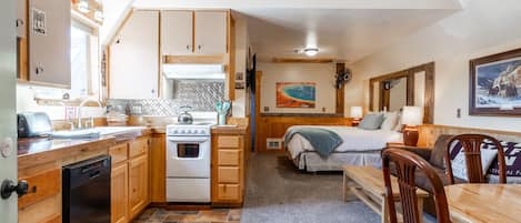 Cabane | Cuisine privée | Grand réfrigérateur, micro-ondes, four, plaque de cuisson