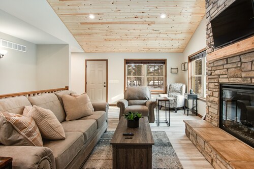 Modern cabin with fast WiFi, firepit, pergola, W/D, & central AC