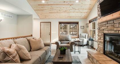 Modern cabin with fast WiFi, firepit, pergola, W/D, & central AC