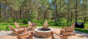 Modern cabin with fast WiFi, firepit, pergola, W/D, & central AC