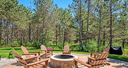Modern cabin with fast WiFi, firepit, pergola, W/D, & central AC