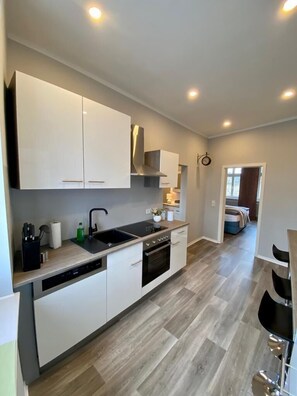 Kühlschrank, Ofen, Herdplatte, Geschirrspüler