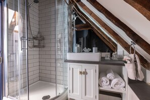 Superior Apartment, Private Bathroom (D'Arcy Suite) | Bathroom - Staycations Maldon Suites (Maldon)