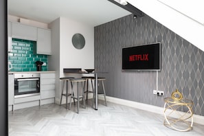 Duplex, Ensuite (The Chandler Suite) | Private kitchen - Staycations Maldon Suites (Maldon)