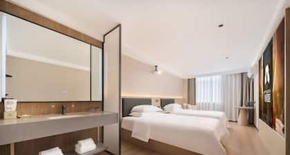 Happy Travel Hotel (Haikou MOVA Commercial square Duty Free)