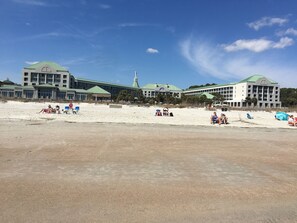 Beach nearby, sun loungers, beach towels