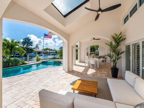 Outdoor dining - Waterfront Paradise (Fort Lauderdale)