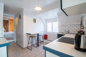 Een koelkast, een microgolfoven, een oven, een vaatwasser