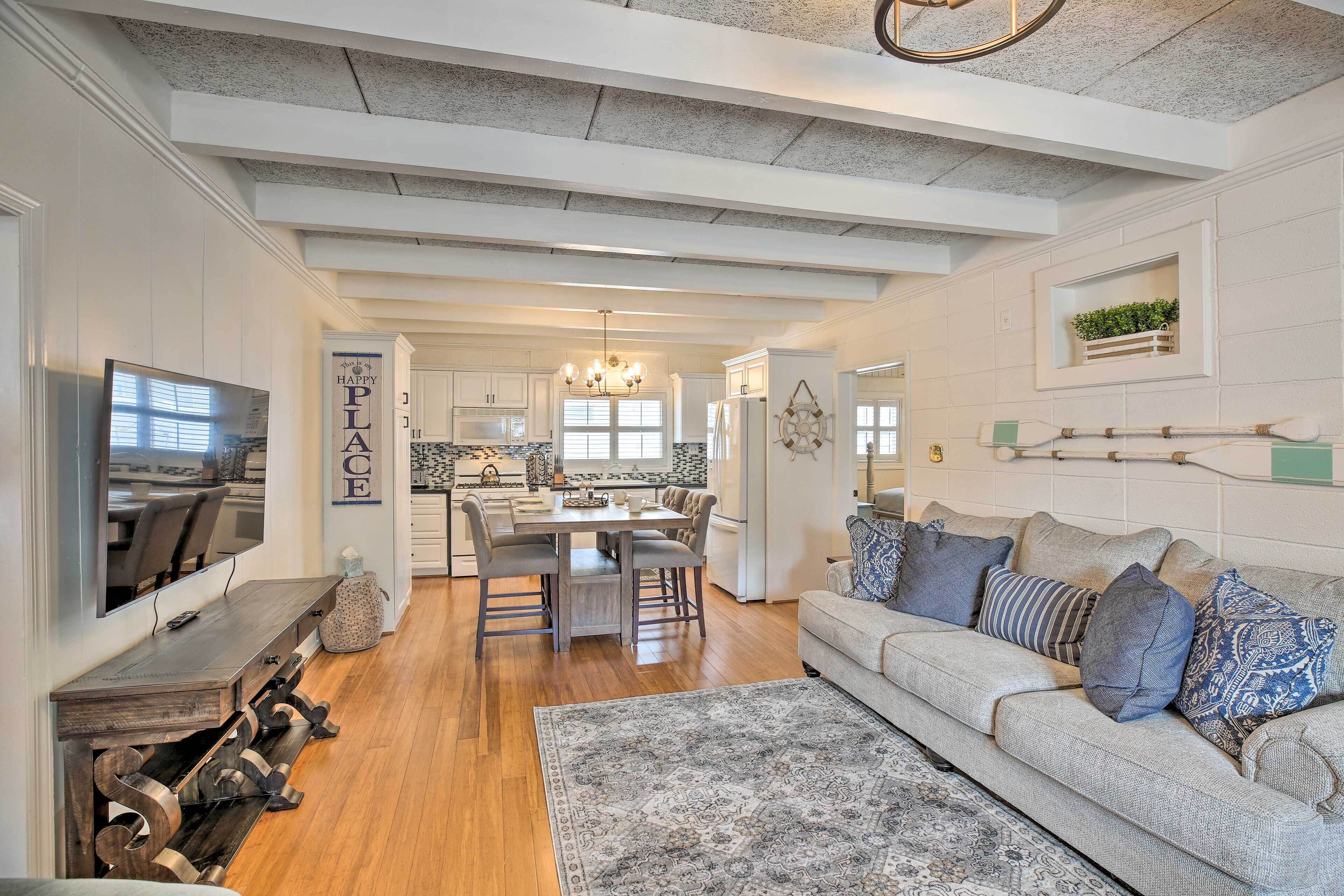 North Myrtle Beach Home: Steps to the Beach!