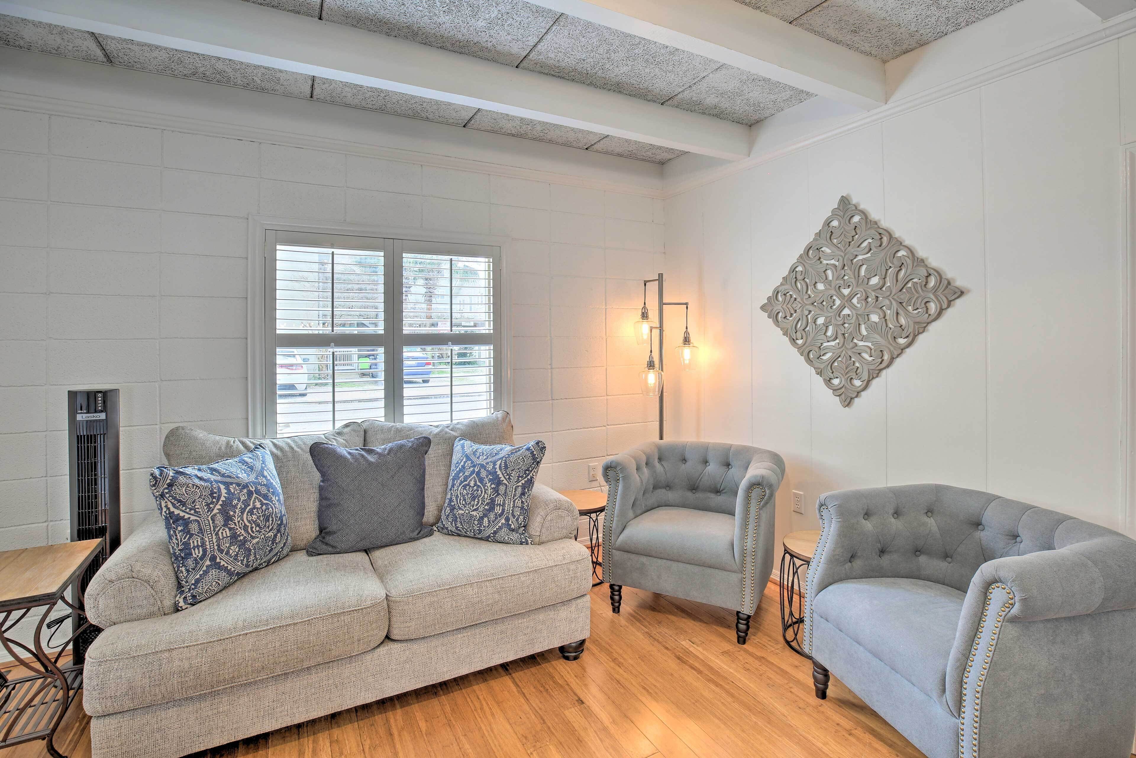 North Myrtle Beach Home: Steps to the Beach!