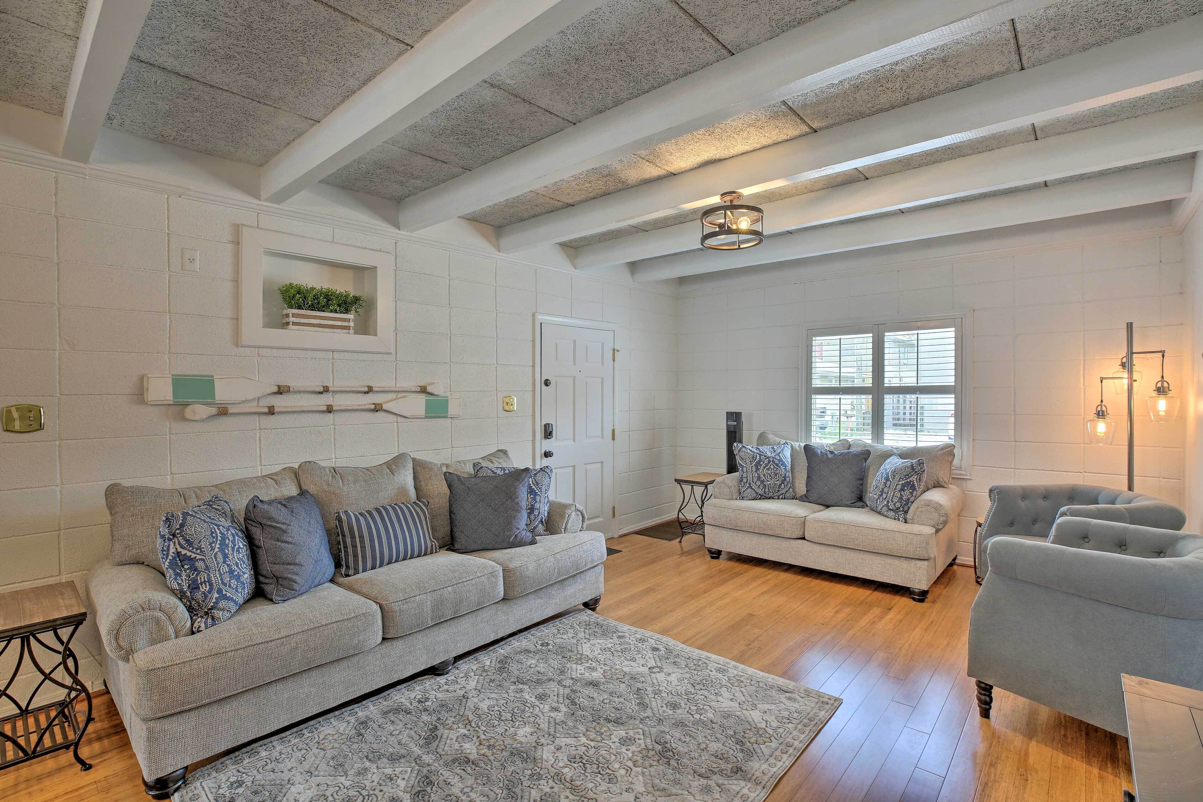 North Myrtle Beach Home: Steps to the Beach!