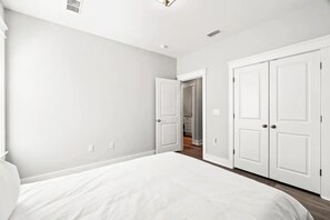 3 chambres, coffre-fort, bureau, fer et planche à repasser