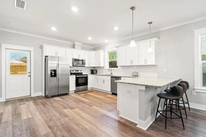 Réfrigérateur, four à micro-ondes, un four, surface de cuisson