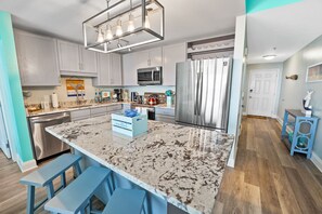 Réfrigérateur, four à micro-ondes, un four, surface de cuisson