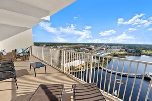 Property grounds - 18 + to book  Spacious  Condo  3BR/2BA Perfect Family & Friends Getaway! (Panama City Beach)