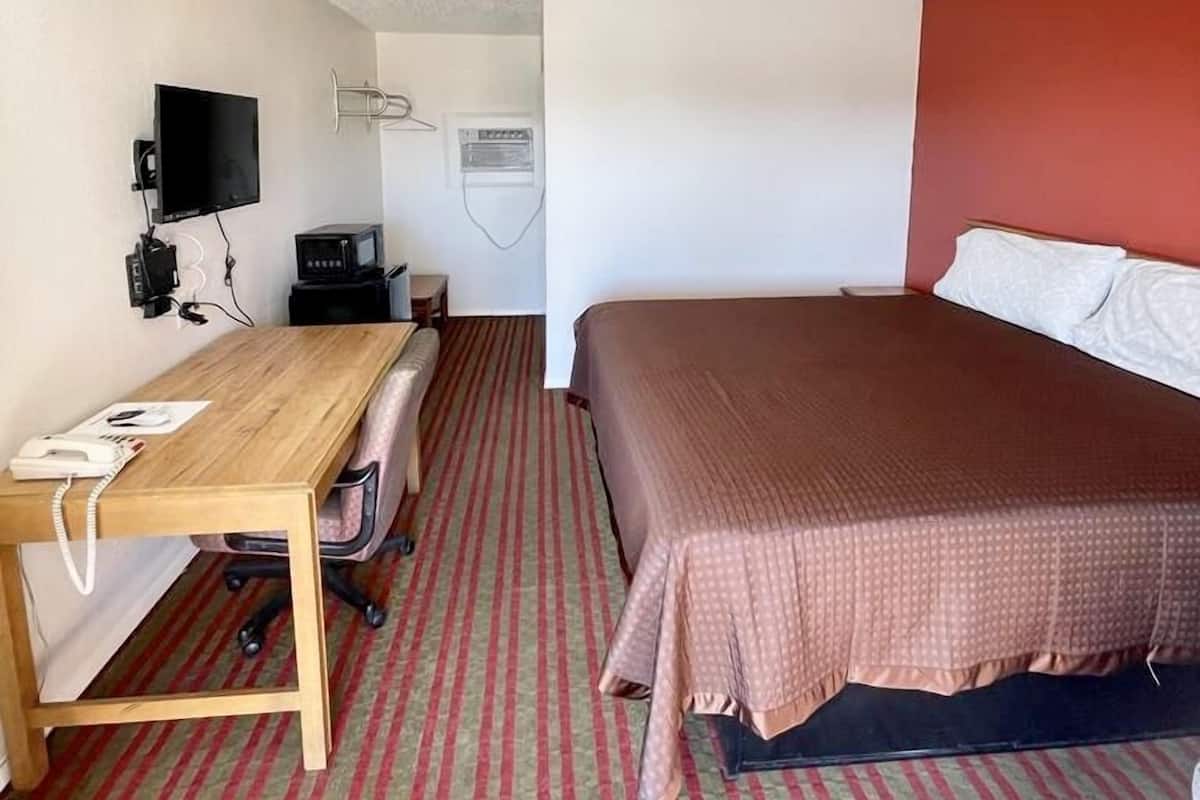 Iron/ironing board, free WiFi, bed sheets