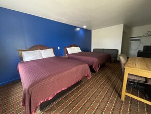 Habitación, 2 camas de matrimonio, no fumadores | Tabla de planchar con plancha, wifi gratis, ropa de cama