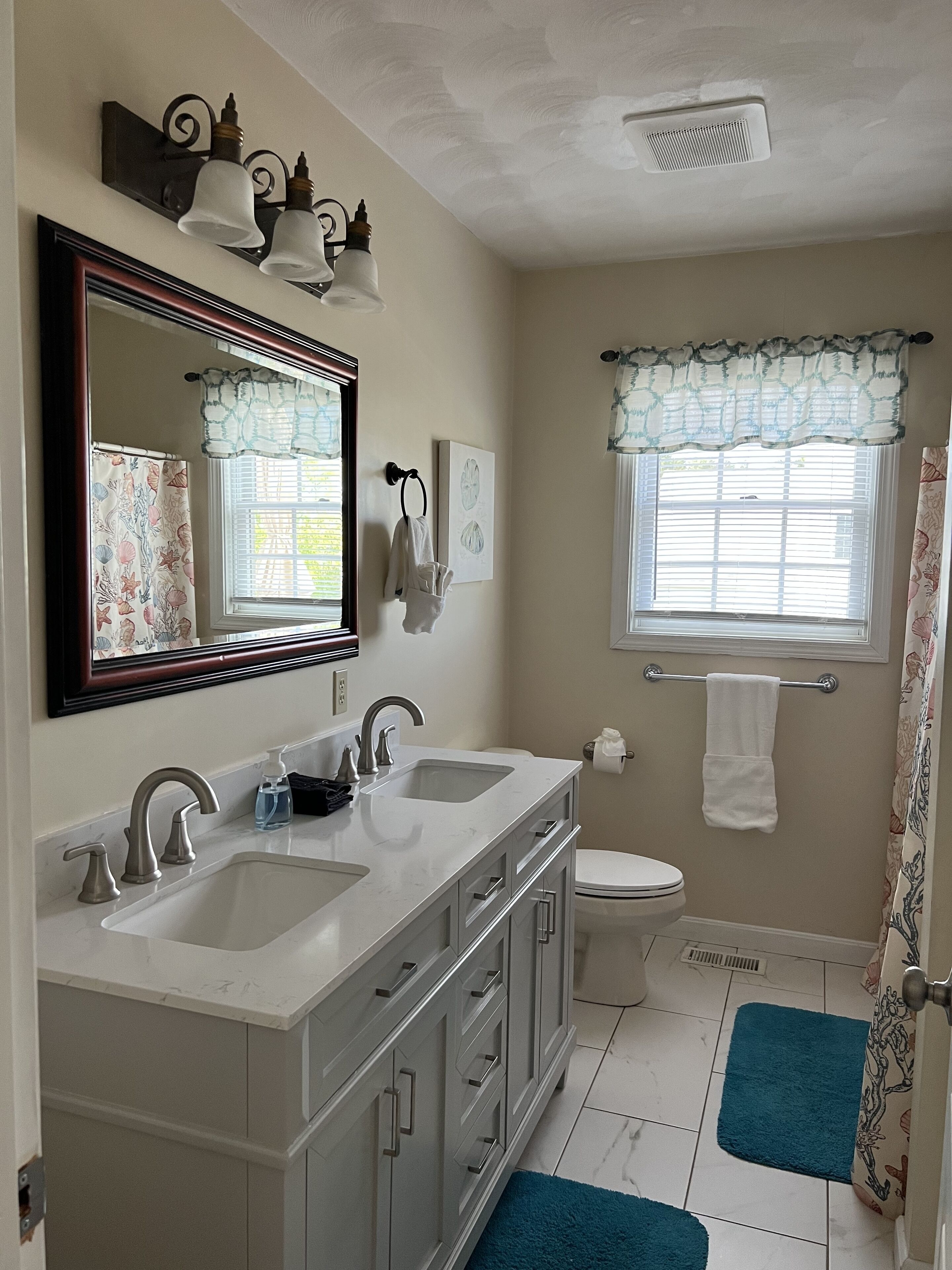 Celebrate Thanksgiving, Hanukkah & Christmas in beautiful Narragansett!