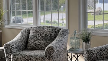 Smart-TV, Kamin, Videospiele, TischfuĂball