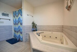 Combined shower/tub, jetted tub, hair dryer, towels