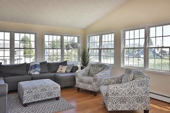 Smart TV, fireplace, video games, foosball - Make the Holidays Unforgettable—Book Now for Hanukkah, Friendsgiving & Christmas (Narragansett)