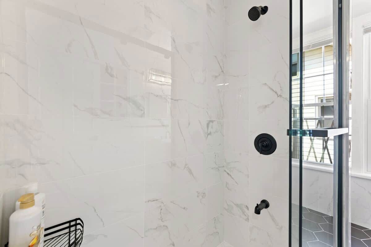 Dusch, hårtork, handdukar och tvål