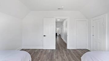 2 slaapkamers, een strijkplank/strijkijzer, gratis wifi, beddengoed