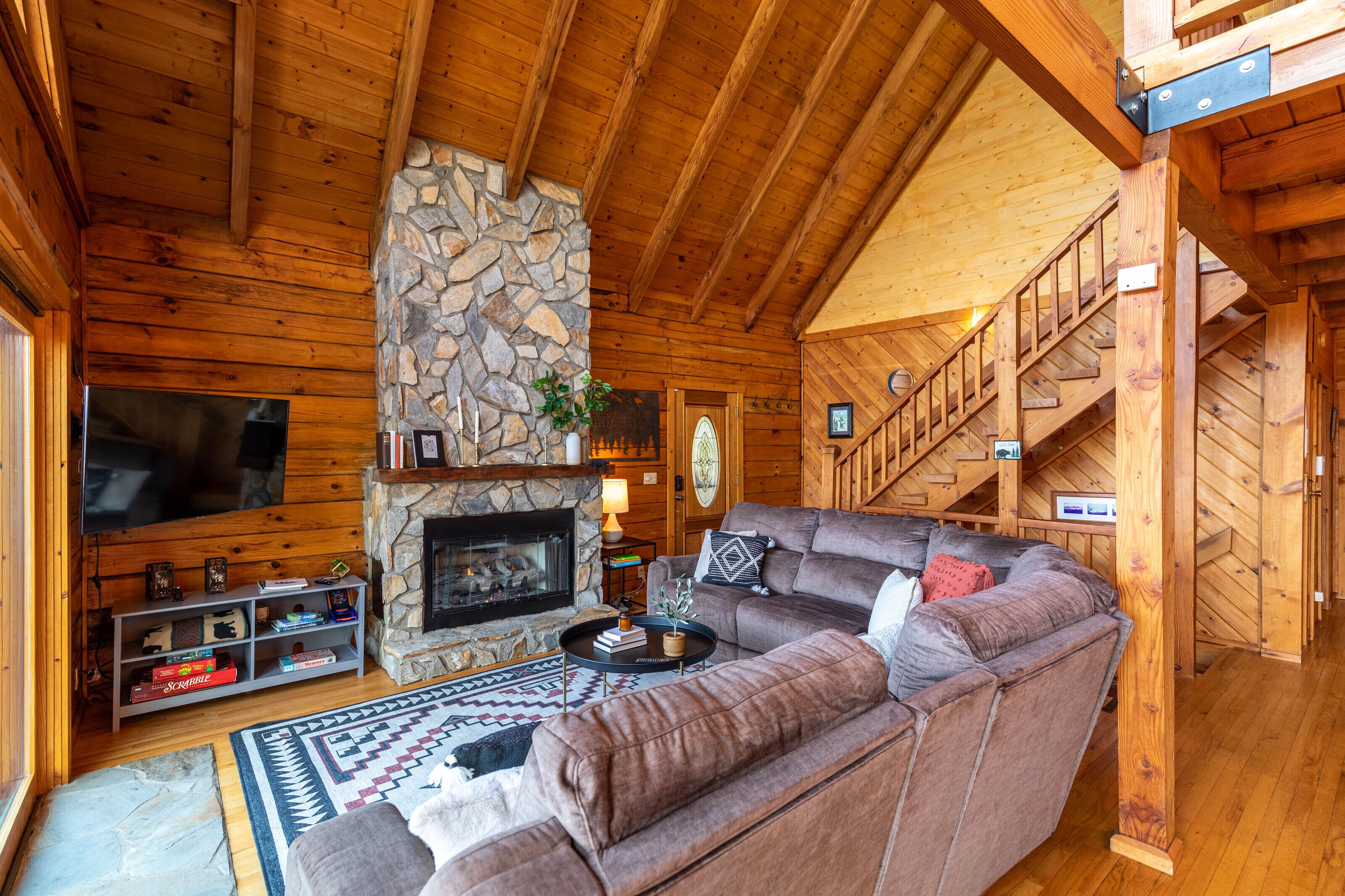 Carolina Lookout - 10 mins to downtown Boone, hot tub, ping pong, long mountain views